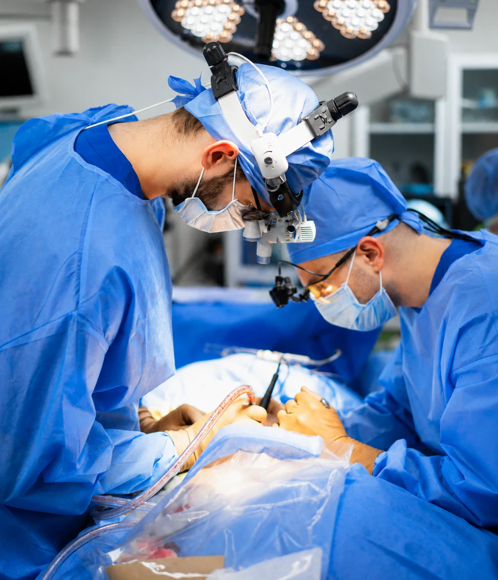 Equipo medico neurokir en cirugia de columna